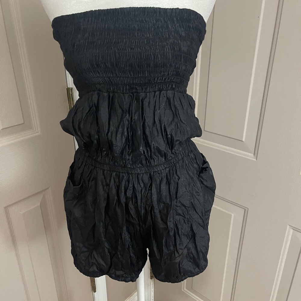Gold Flava black ruched stretchy strapless bubble romper with pockets. Size L.